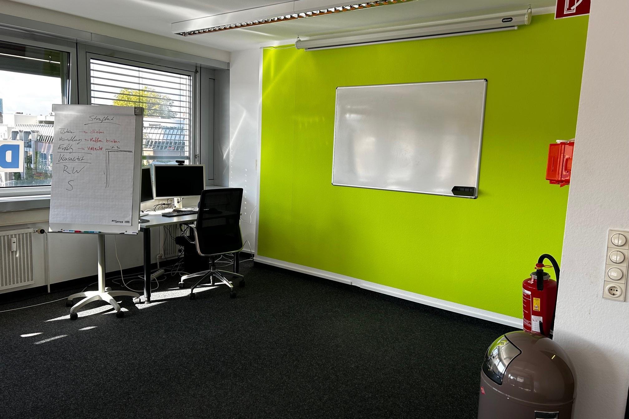 Unterrichtsraum mit Dozentenarbeitsplatz, Whiteboard und Flipchart